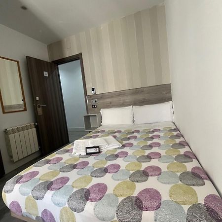 Hostal Abril Madryt Zewnętrze zdjęcie