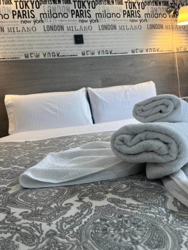 Hostal Abril Madryt Zewnętrze zdjęcie