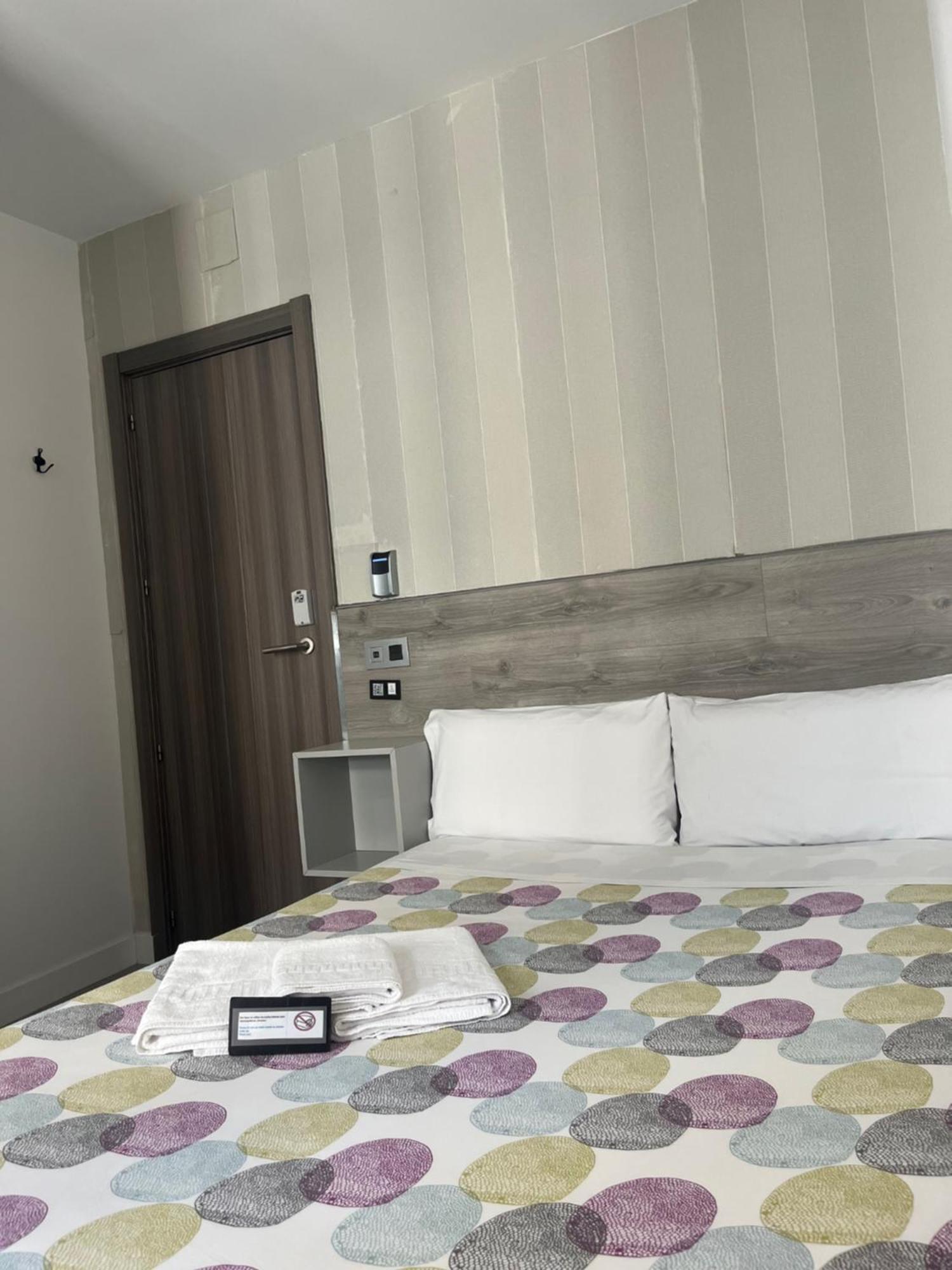 Hostal Abril Madryt Zewnętrze zdjęcie
