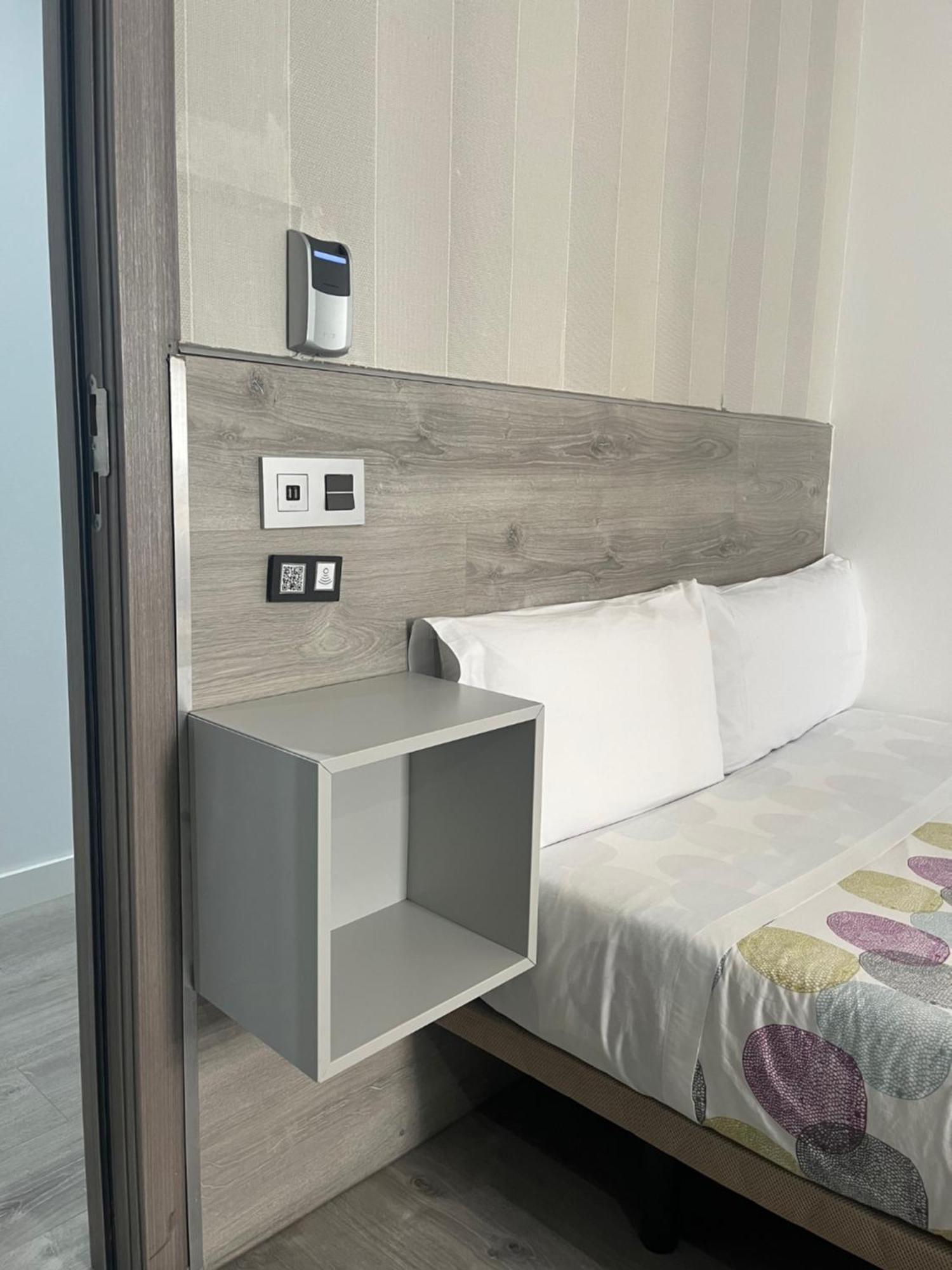 Hostal Abril Madryt Zewnętrze zdjęcie