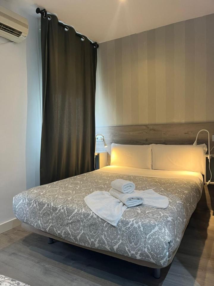 Hostal Abril Madryt Zewnętrze zdjęcie